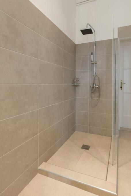 Grand Luxury On The Budapest Broadway W Jacuzzi Exterior photo