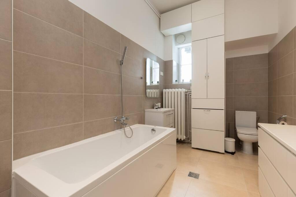 Grand Luxury On The Budapest Broadway W Jacuzzi Exterior photo